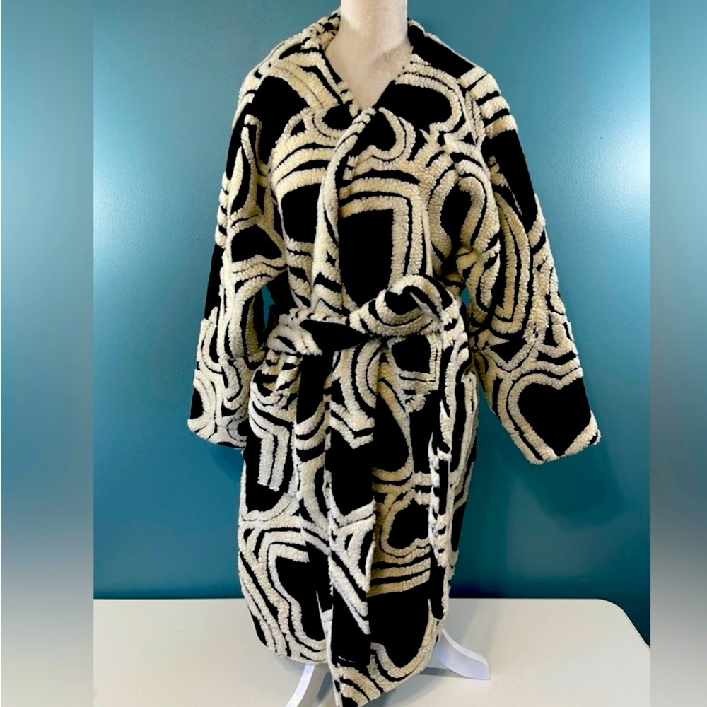 Farm Rio Wild Hearts fleece wrap coat xs
Black/White